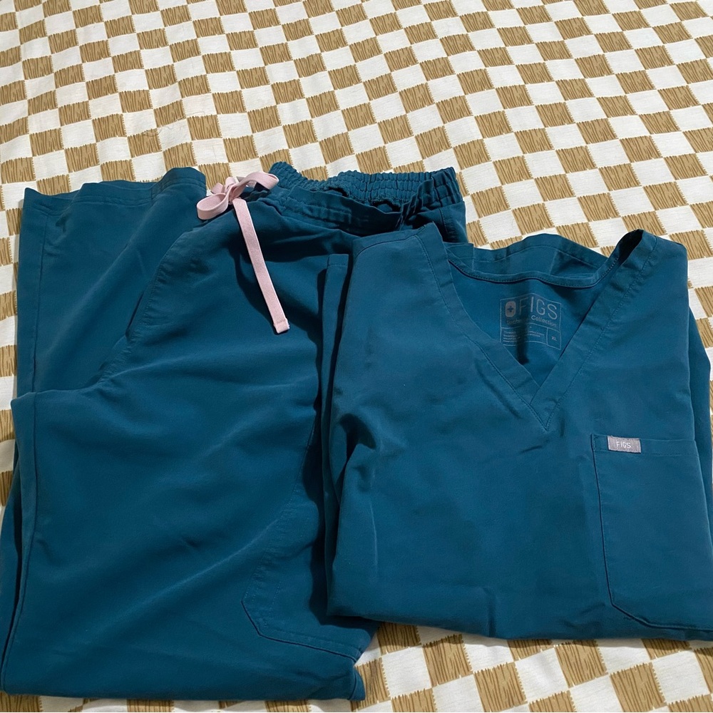 XL Caribbean blue figs scrubs